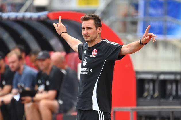 Miroslav KLOSE (Trainer Nuernberg), Gestik,gibt Anweisungen, Einzelbild,angeschnittenes Einzelmotiv,Halbfigur,halbe Figur. Fussball 2.Bundesliga 1.FC Nuernberg - FC Schalke 04 3-1 2.Spieltag am 10.08.2023 Max Morlock Stadion Nuernberg, Saison 2024 25.