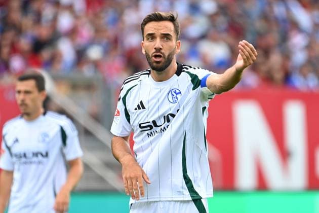 Kenan KARAMAN (FC Schalke 04), Gestik,gibt Anweisungen, Aktion,Einzelbild,angeschnittenes Einzelmotiv,Halbfigur,halbe Figur. Fussball 2.Bundesliga 1.FC Nuernberg - FC Schalke 04 3-1 2.Spieltag am 10.08.2024 Max Morlock Stadion Nuernberg, Saison 2024 25.