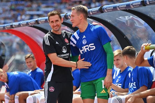 Miroslav KLOSE (Trainer Nuernberg), begruesst Torwart Ron Thorben HOFFMANN (FC Schalke 04) . Fussball 2.Bundesliga 1.FC Nuernberg - FC Schalke 04 3-1 2.Spieltag am 10.08.2023 Max Morlock Stadion Nuernberg, Saison 2024 25.