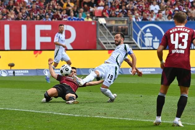 Torchance Kenan KARAMAN (FC Schalke 04), Aktion,Zweikampf gegen Danilo SOARES (1.FC Nuernberg), Strafraumszene. Fussball 2.Bundesliga 1.FC Nuernberg - FC Schalke 04 3-1 2.Spieltag am 10.08.2023 Max Morlock Stadion Nuernberg, Saison 2024 25.