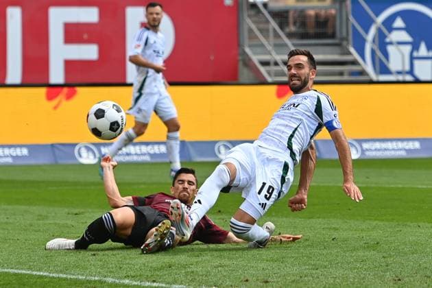 Torchance Kenan KARAMAN (FC Schalke 04), Aktion,Zweikampf gegen Danilo SOARES (1.FC Nuernberg), Strafraumszene. Fussball 2.Bundesliga 1.FC Nuernberg - FC Schalke 04 3-1 2.Spieltag am 10.08.2023 Max Morlock Stadion Nuernberg, Saison 2024 25.