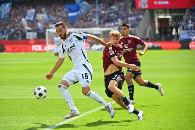Kenan KARAMAN (FC Schalke 04), Aktion,Zweikampf gegen Finn JELTSCH (1.FC Nuernberg) Fussball 2.Bundesliga 1.FC Nuernberg - FC Schalke 04 3-1 2.Spieltag am 10.08.2023 Max Morlock Stadion Nuernberg, Saison 2024 25.