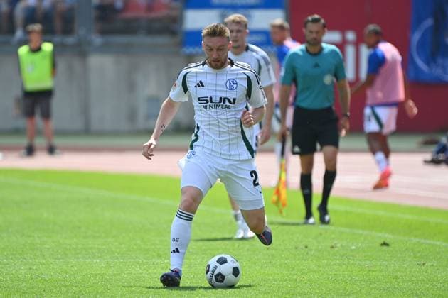 Tobias MOHR (FC Schalke 04), Aktion,Einzelaktion,Einzelbild, Freisteller,Ganzkoerperaufnahme,ganze Figur. Fussball 2.Bundesliga 1.FC Nuernberg - FC Schalke 04 3-1 2.Spieltag am 10.08.2023 Max Morlock Stadion Nuernberg, Saison 2024 25.