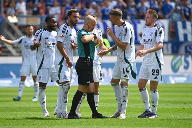 Schiedsrichter Nicolas WINTER nach Platzverweis von Ron SCHALLENBERG (FC Schalke 04-nicht im Bild), diskutiert mit Janik BACHMANN (FC Schalke 04), Tobias MOHR (FC Schalke 04),li:Kenan KARAMAN (FC Schalke 04), Fussball 2.Bundesliga 1.FC Nuernberg - FC Schalke 04 3-1 2.Spieltag am 10.08.2023 Max Morlock Stadion Nuernberg, Saison 2024 25.