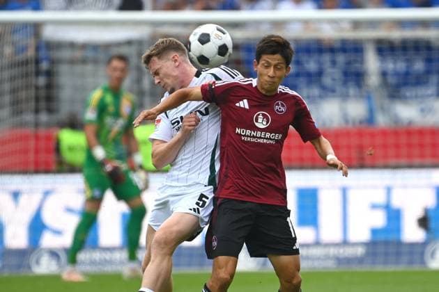 Derry John MURKIN (FC Schalke 04), Aktion,Zweikampf gegen Kanji OKUNUKI (1.FC Nuernberg). Fussball 2.Bundesliga 1.FC Nuernberg - FC Schalke 04 3-1 2.Spieltag am 10.08.2024 Max Morlock Stadion Nuernberg, Saison 2024 25.