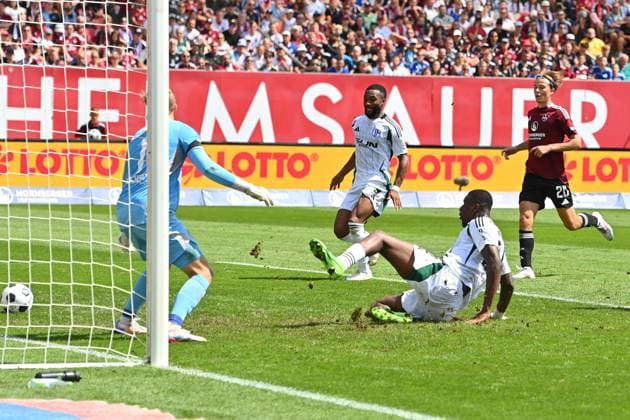 Tor Ibrahima CISSE (FC Schalke 04) zum 1-0 gegen Torwart Jan REICHERT (1.FC Nuernberg), Aktio,Torschuss,Strafraumszene. Fussball 2.Bundesliga 1.FC Nuernberg - FC Schalke 04 3-1 2.Spieltag am 10.08.2024 Max Morlock Stadion Nuernberg, Saison 2024 25.