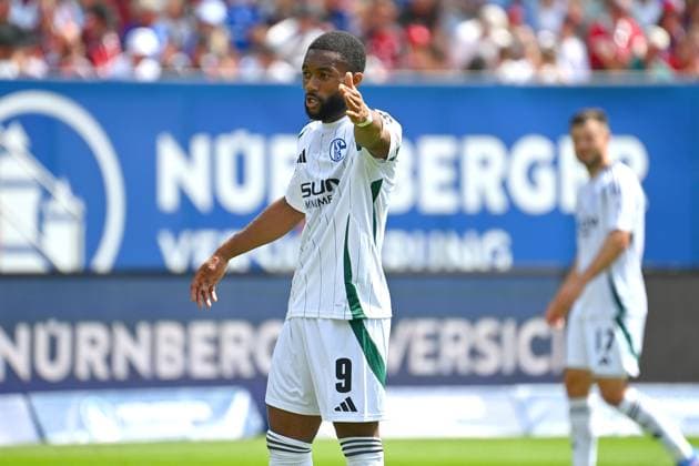 Moussa SYLLA (FC Schalke 04), Gestik,gibt Anweisungen, Aktion,Einzelbild,angeschnittenes Einzelmotiv,Halbfigur,halbe Figur, Fussball 2.Bundesliga 1.FC Nuernberg - FC Schalke 04 3-1 2.Spieltag am 10.08.2023 Max Morlock Stadion Nuernberg, Saison 2024 25.