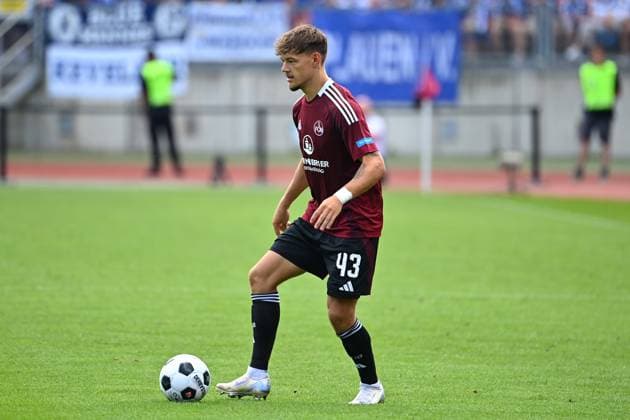 Jannik HOFMANN (1.FC Nuernberg), Aktion,Einzelaktion,Einzelbild, Freisteller,Ganzkoerperaufnahme,ganze Figur. Fussball 2.Bundesliga 1.FC Nuernberg - FC Schalke 04 3-1 2.Spieltag am 10.08.2023 Max Morlock Stadion Nuernberg, Saison 2024 25.