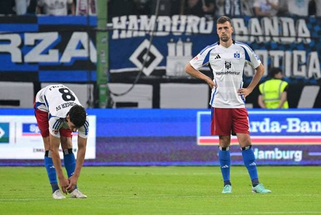 Fussball I Herren I 2. Bundesliga l Hamburger SV - Hertha BSC I 02. Spieltag I Saison 2024-2025 I HSV I 10.08.2024 I v.l. Elfadli Daniel (HSV) und Meffert Jonas (HSV) warten bis der Qualm weg ist , Sportplatz : Volksparkstadion, Stellingen Hamburg Deutschland