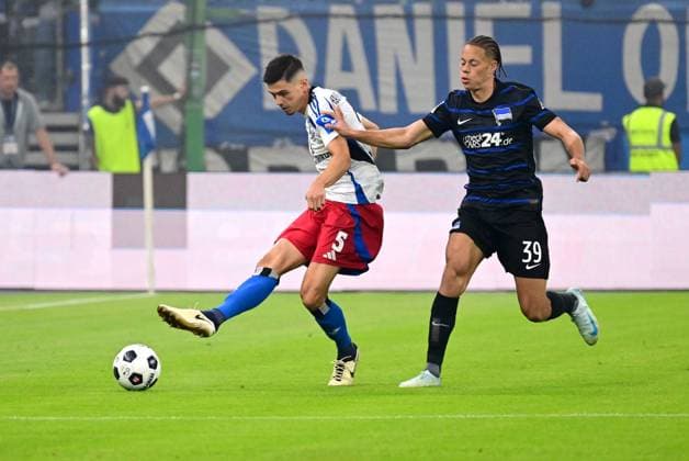 Fussball I Herren I 2. Bundesliga l Hamburger SV - Hertha BSC I 02. Spieltag I Saison 2024-2025 I HSV I 10.08.2024 I v.l. Hadzikadunic Dennis (HSV) , Scherhant Derry (Hertha BSC) , Sportplatz : Volksparkstadion, Stellingen Hamburg Deutschland