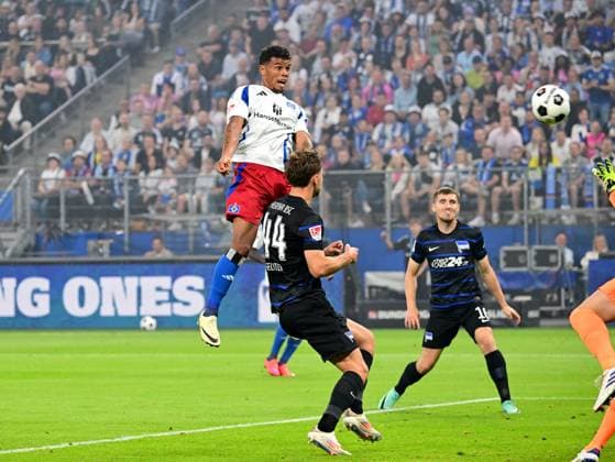 Fussball I Herren I 2. Bundesliga l Hamburger SV - Hertha BSC I 02. Spieltag I Saison 2024-2025 I HSV I 10.08.2024 I v.l. Koenigsdoerffer Ransford-Yeboah (HSV) macht hier das 1:0 gegen Gechter Linus (Hertha BSC) und Kenny Jonjoe (Hertha BSC) , Sportplatz : Volksparkstadion, Stellingen Hamburg Deutschland