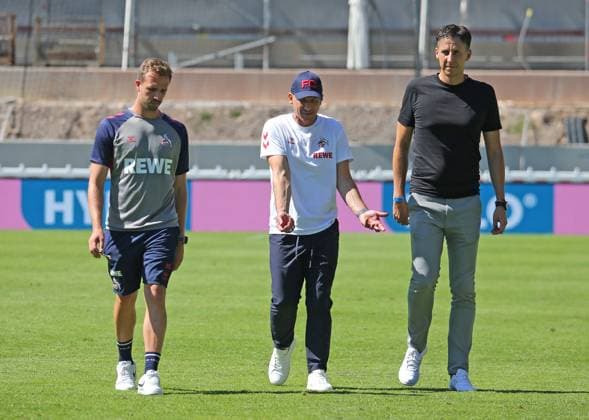 10.08.2024, xmohx, Fussball 2.Bundesliga, SV Elversberg - 1.FC Köln emspor, v.l. Trainer Gerhard Struber (mitte) und Sportdirektor Christian Keller (rechts, Köln) nach dem Spielabpfiff in einer Diskussion (DFL DFB REGULATIONS PROHIBIT ANY USE OF PHOTOGRAPHS as IMAGE SEQUENCES and or QUASI-VIDEO) Elversberg