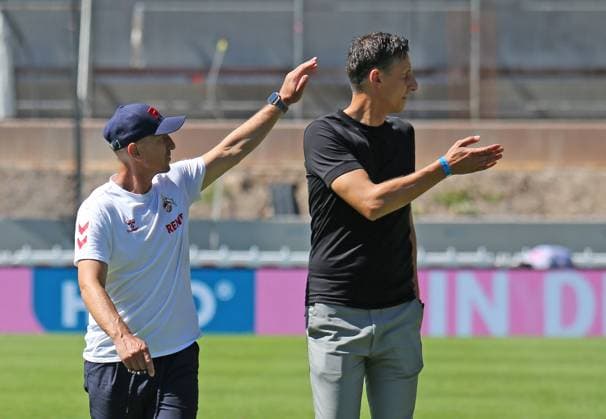 10.08.2024, xmohx, Fussball 2.Bundesliga, SV Elversberg - 1.FC Köln emspor, v.l. Trainer Gerhard Struber (mitte) und Sportdirektor Christian Keller (rechts, Köln) nach dem Spielabpfiff in einer Diskussion (DFL DFB REGULATIONS PROHIBIT ANY USE OF PHOTOGRAPHS as IMAGE SEQUENCES and or QUASI-VIDEO) Elversberg *** 10 08 2024, xmohx, Soccer 2 Bundesliga, SV Elversberg 1 FC Köln emspor, f l Coach Gerhard Struber center and Sports Director Christian Keller right, Cologne after the final whistle in a discussion DFL DFB REGULATIONS PROHIBIT ANY USE OF PHOTOGRAPHS as IMAGE SEQUENCES and or QUASI VIDEO Elversberg