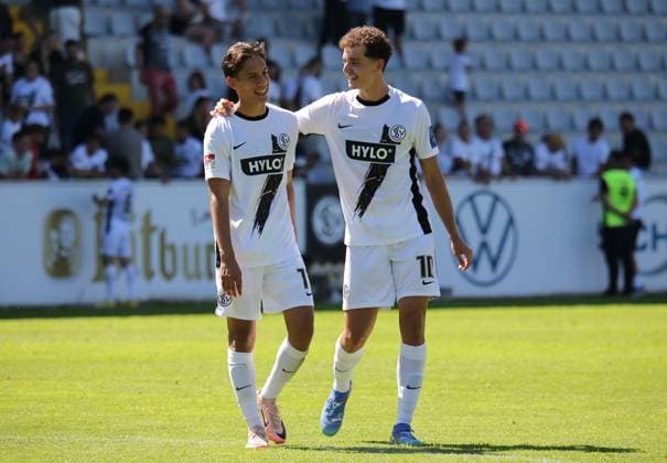 10.08.2024, xmohx, Fussball 2.Bundesliga, SV Elversberg - 1.FC Köln emspor, v.l. Enttäuschte Torschützen unter sich Frederik Schmahl und Fisnik Asllani (Elversberg) (DFL DFB REGULATIONS PROHIBIT ANY USE OF PHOTOGRAPHS as IMAGE SEQUENCES and or QUASI-VIDEO) Elversberg