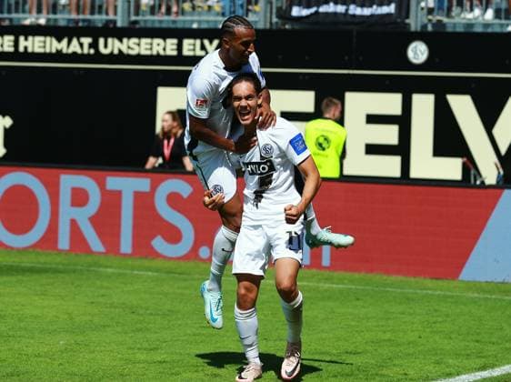 10.08.2024, xmohx, Fussball 2.Bundesliga, SV Elversberg - 1.FC Köln emspor, v.l. Filimon Gerezgiher und Frederik Schmahl (Elversberg) bejubeln das 2:1 (DFL DFB REGULATIONS PROHIBIT ANY USE OF PHOTOGRAPHS as IMAGE SEQUENCES and or QUASI-VIDEO) Elversberg