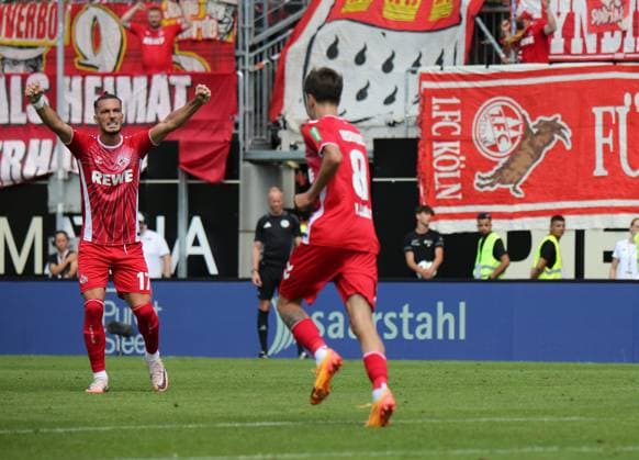 10.08.2024, xmohx, Fussball 2.Bundesliga, SV Elversberg - 1.FC Köln emspor, v.l. Leart Paqarada (Köln, links) bejubelt das 0:1 von Denis Huseinbasic (DFL DFB REGULATIONS PROHIBIT ANY USE OF PHOTOGRAPHS as IMAGE SEQUENCES and or QUASI-VIDEO) Elversberg