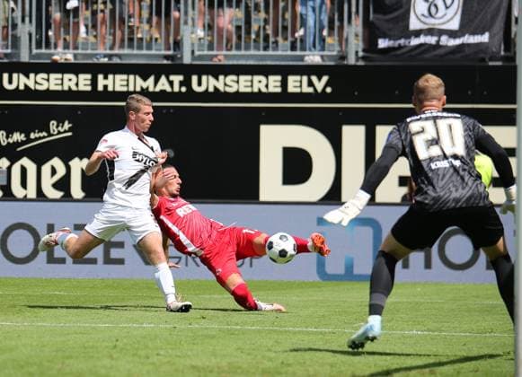 10.08.2024, xmohx, Fussball 2.Bundesliga, SV Elversberg - 1.FC Köln emspor, v.l. Elias Baum (Elversberg), Leart Pacarada (Köln) (DFL DFB REGULATIONS PROHIBIT ANY USE OF PHOTOGRAPHS as IMAGE SEQUENCES and or QUASI-VIDEO) Elversberg