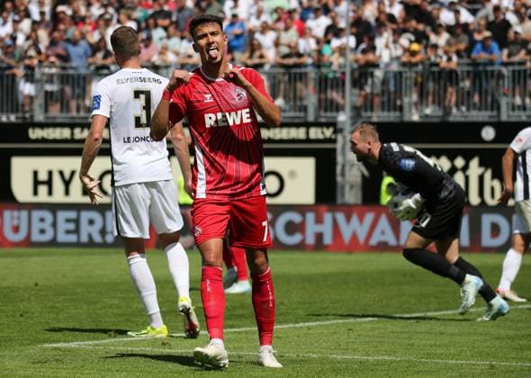 10.08.2024, xmohx, Fussball 2.Bundesliga, SV Elversberg - 1.FC Köln emspor, v.l. Linton Maina (Köln) bejubelt das 0:1 von Denis Huseinbasic (DFL DFB REGULATIONS PROHIBIT ANY USE OF PHOTOGRAPHS as IMAGE SEQUENCES and or QUASI-VIDEO) Elversberg