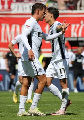 10.08.2024, xmohx, Fussball 2.Bundesliga, SV Elversberg - 1.FC Köln emspor, v.l. Lukas Pinckert und Frederik Schmahl (Elversberg) bejubeln das 1:1 von Fisnik Asllani (DFL DFB REGULATIONS PROHIBIT ANY USE OF PHOTOGRAPHS as IMAGE SEQUENCES and or QUASI-VIDEO) Elversberg