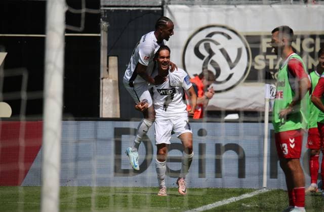 10.08.2024, xmohx, Fussball 2.Bundesliga, SV Elversberg - 1.FC Köln emspor, v.l. Filimon Gerezgiher und Frederik Schmahl (Elversberg) bejubeln das 2:1 (DFL DFB REGULATIONS PROHIBIT ANY USE OF PHOTOGRAPHS as IMAGE SEQUENCES and or QUASI-VIDEO) Elversberg