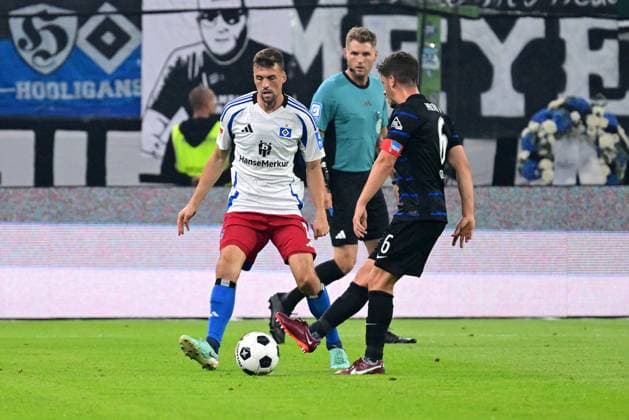 Fussball I Herren I 2. Bundesliga l Hamburger SV - Hertha BSC I 02. Spieltag I Saison 2024-2025 I HSV I 10.08.2024 I v.l. Meffert Jonas (HSV) , Demme Diego (Hertha BSC) , Gerach Timo Schiedsrichter , Sportplatz : Volksparkstadion, Stellingen Hamburg Deutschland