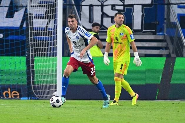 Fussball I Herren I 2. Bundesliga l Hamburger SV - Hertha BSC I 02. Spieltag I Saison 2024-2025 I HSV I 10.08.2024 I v.l. Meffert Jonas (HSV) , Heuer Fernandes Daniel (HSV) , Sportplatz : Volksparkstadion, Stellingen Hamburg Deutschland