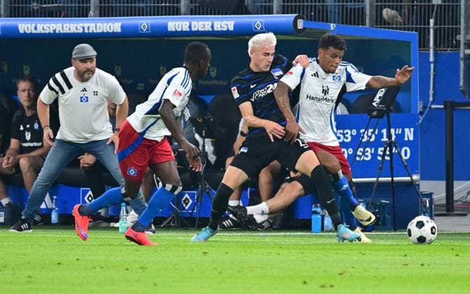 Fussball I Herren I 2. Bundesliga l Hamburger SV - Hertha BSC I 02. Spieltag I Saison 2024-2025 I HSV I 10.08.2024 I v.l. Dompe Jean-Luc (HSV) , Winkler Marten (Hertha BSC) , Koenigsdoerffer Ransford-Yeboah (HSV) , Sportplatz : Volksparkstadion, Stellingen Hamburg Deutschland