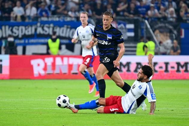 Fussball I Herren I 2. Bundesliga l Hamburger SV - Hertha BSC I 02. Spieltag I Saison 2024-2025 I HSV I 10.08.2024 I v.v. Reis Ludovit (HSV) , Scherhant Derry (Hertha BSC) , Sportplatz : Volksparkstadion, Stellingen Hamburg Deutschland
