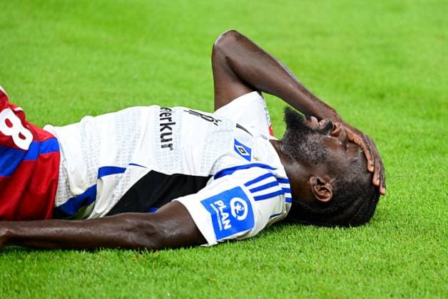 Fussball I Herren I 2. Bundesliga l Hamburger SV - Hertha BSC I 02. Spieltag I Saison 2024-2025 I HSV I 10.08.2024 I Jatta Bakery (HSV) verletzt am Boden , Sportplatz : Volksparkstadion, Stellingen Hamburg Deutschland