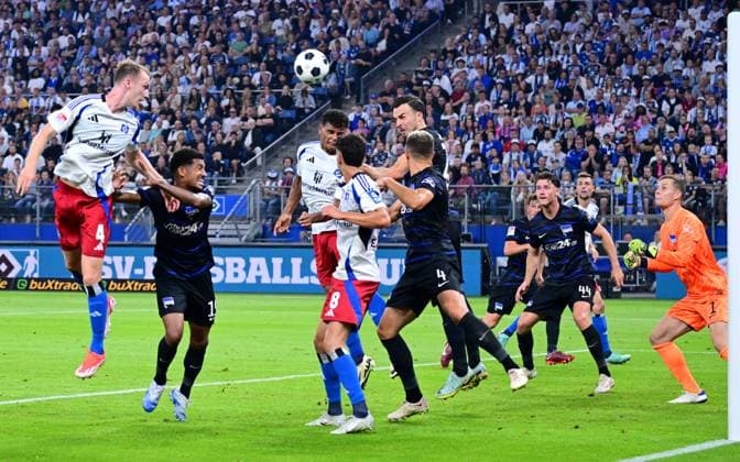 Fussball I Herren I 2. Bundesliga l Hamburger SV - Hertha BSC I 02. Spieltag I Saison 2024-2025 I HSV I 10.08.2024 I v.l. Schonlau Sebastian (HSV) , Dudziak Jeremy (Hertha BSC) , Elfadli Daniel (HSV) , Koenigsdoerffer Ransford-Yeboah (HSV) , Kempf Marc Oliver (Hertha BSC) , Tabakovic Haris (Hertha BSC) , Sportplatz : Volksparkstadion, Stellingen Hamburg Deutschland
