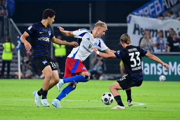 Fussball I Herren I 2. Bundesliga l Hamburger SV - Hertha BSC I 02. Spieltag I Saison 2024-2025 I HSV I 10.08.2024 I v.l. Maza Ibrahim (Hertha BSC) , Karabec Adam (HSV) , Karbownik Michal (Hertha BSC) , Sportplatz : Volksparkstadion, Stellingen Hamburg Deutschland