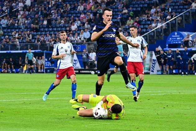 Fussball I Herren I 2. Bundesliga l Hamburger SV - Hertha BSC I 02. Spieltag I Saison 2024-2025 I HSV I 10.08.2024 I v.v. Heuer Fernandes Daniel (HSV) , Tabakovic Haris (Hertha BSC) , Sportplatz : Volksparkstadion, Stellingen Hamburg Deutschland