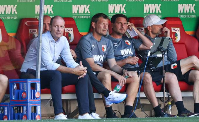 (v.li.) Jess Thorup (Trainer FC Augsburg), Lars Knudsen (Co.-Trainer FC Augsburg), Imre Szabics (Co.-Trainer FC Augsburg) und Marco Langner (Torwarttrainer FC Augsburg) auf der Trainerbank; FC Augsburg vs. Olympique Marseille, Testspiel