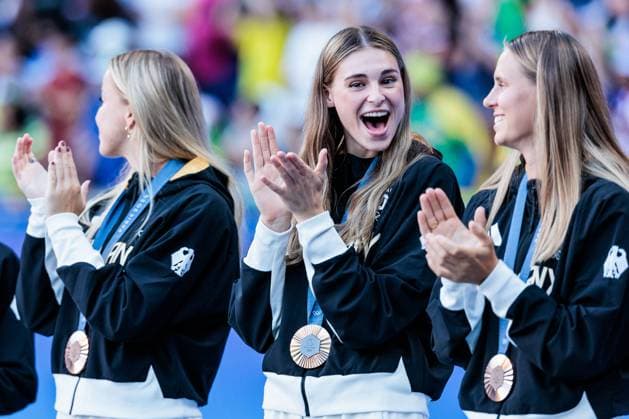 FRA, Paris, Olympischen Spiele Paris 2024, (10.08.2024, Fussball Damen Siegerehrung, Parc de Princes) Jule Brand (Deutschland, 16) applaudiert lachend mit Bronze Medaille Copyright: HMBxMedia SteffiexWunderl