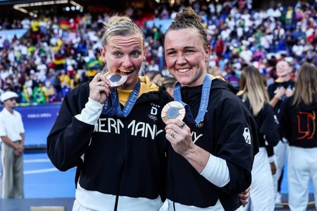 FRA, Paris, Olympischen Spiele Paris 2024, (10.08.2024, Fussball Damen Siegerehrung, Parc de Princes) Alexandra Popp (Deutschland, 11), Marina Hegering (Deutschland, 5) posieren mit Bronze Medaille Copyright: HMBxMedia SteffiexWunderl