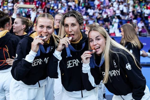 FRA, Paris, Olympischen Spiele Paris 2024, (10.08.2024, Fussball Damen Siegerehrung, Parc de Princes) Merle Frohms (Deutschland, 1), Sara Doorsoun (Deutschland, 13), Giulia Gwinn (Deutschland, 15) posieren mit Bronze Medaille Copyright: HMBxMedia SteffiexWunderl