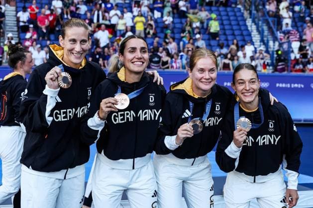 FRA, Paris, Olympischen Spiele Paris 2024, (10.08.2024, Fussball Damen Siegerehrung, Parc de Princes) Ann-Katrin Berger (Deutschland, 12), Bibiane Schulze Solano (Deutschland, 4), Sjoeke Nüsken (Deutschland, 9), Felicitas Rauch (Deutschland) posieren mit Bronze Medaille Copyright: HMBxMedia SteffiexWunderl