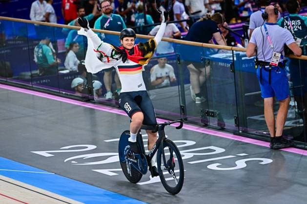 Bilder des Jahres 2024, Sport 08 August Sport Themen der Woche KW32 Sport Bilder des Tages Lea Friedrich gewinnt Silber Sprint Olympia 2024 Paris Lea Friedrich (Deutschland) gewinnt Silber Damen, Frauen Sprint Bahnradsport Wettbewerb Track cycling, Rad, Radsport, Bahnrad, Bahn der Olympischen Sommerspiele in Paris (Velodrom National Saint-Quentin-en-Yvelines) am 11. August 2024 *** Lea Friedrich wins silver sprint Olympic Games 2024 Paris Lea Friedrich Germany wins silver women, women sprint track cycling competition Track Cycling of the Summer Olympic Games in Paris Velodrome National Saint Quentin en Yvelines on August 11, 2024