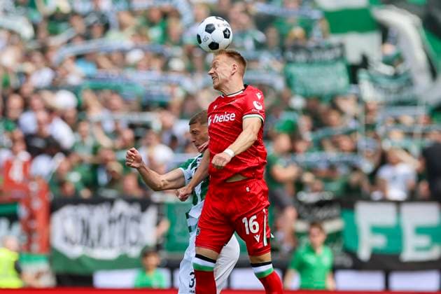 Luca Bazzoli (SC Preussen Muenster) und Havard Nielsen (Hannover 96) kaempfen um den Ball, 2. Bundesliga, Preußen Münster vs Hannover 96, Preußenstadion, 11.08.2024, Münster, Deutschland.