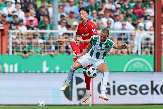 Jannik Rochelt (Hannover 96) und Jorrit Hendrix (SC Preussen Muenster) kaempfen um den Ball, 2. Bundesliga, Preußen Münster vs Hannover 96, Preußenstadion, 11.08.2024, Münster, Deutschland.