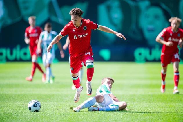 11.08.2024 - Fußball, 2024 2025, 2. Bundesliga, 2. Spieltag, SC Preußen Münster - Hannover 96: (L-R) Jannik Rochelt (Hannover), Jano ter Horst (Münster) DFL REGULATIONS PROHIBIT ANY USE OF PHOTOGRAPHS AS IMAGE SEQUENCES AND OR QUASI-VIDEO.