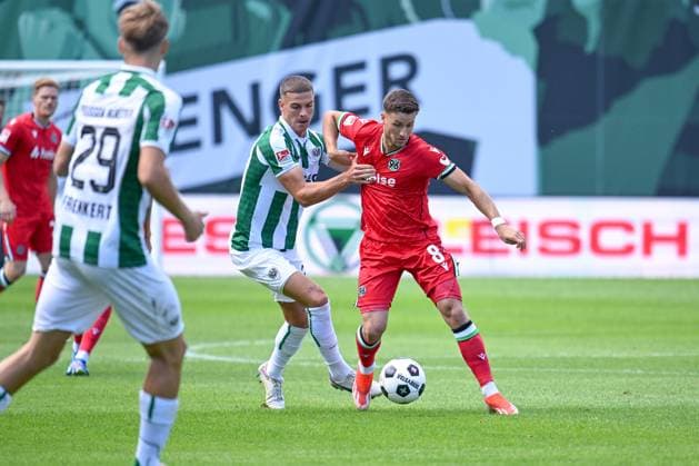 11.08.2024, Fussball, 2. Bundesliga, 2. Spieltag Saison 2024 2025, Preußen Münster - Hannover 96, Luca Bazzoli (SC Preussen Münster), Enzo Leopold (Hannover 96) xRHR-FOTO TKx