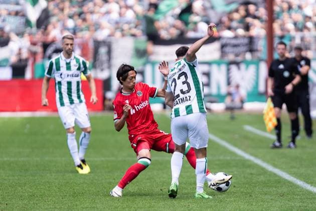 GER, 2. FBL, Preußen Münster Preussen Muenster vs Hannover 96 11.08.2024, Preußenstadion, Münster, GER, 2. FBL, Preußen Münster Preussen Muenster vs Hannover 96 Im Bild: Zweikampf zwischen Sei Muroya (Hannover 96, 21) und Malik Batmaz (Preußen Münster Preussen Muenster, 23)