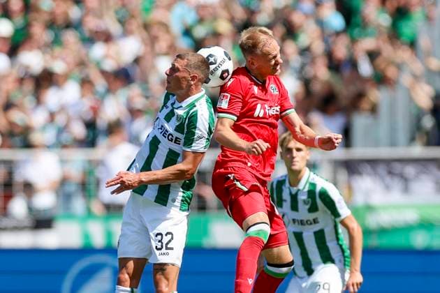 Luca Bazzoli (SC Preussen Muenster) und Havard Nielsen (Hannover 96) kaempfen um den Ball, 2. Bundesliga, Preußen Münster vs Hannover 96, Preußenstadion, 11.08.2024, Münster, Deutschland.