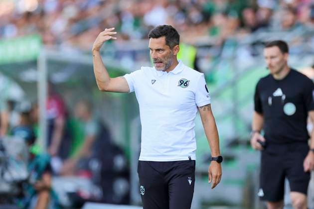 Trainer Stefan Leitl (Hannover 96) gestikuliert, 2. Bundesliga, Preußen Münster vs Hannover 96, Preußenstadion, 11.08.2024, Münster, Deutschland.