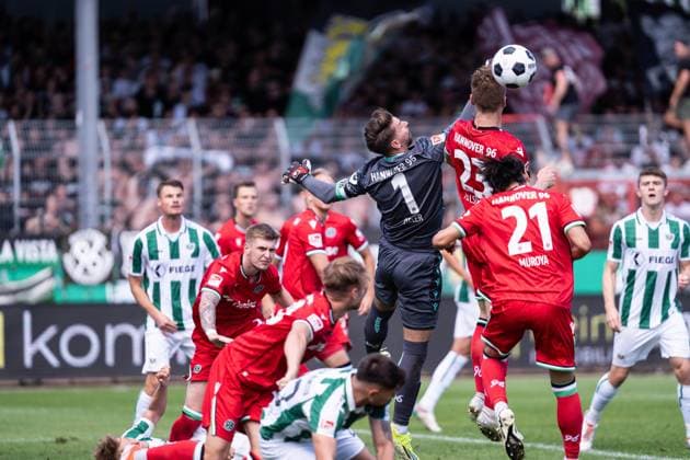 GER, 2. FBL, Preußen Münster Preussen Muenster vs Hannover 96 11.08.2024, Preußenstadion, Münster, GER, 2. FBL, Preußen Münster Preussen Muenster vs Hannover 96 Im Bild: Ron-Robert Zieler (Hannover 96, 1) klärt die Ecke
