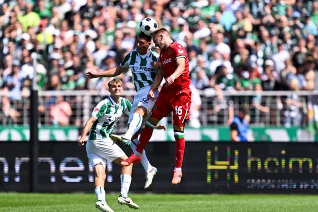 2. Bundesliga - SC Preußen Münster - Hannover 96 am 11.08.2024 im Preußenstadion in Münster Havard Nielsen (Hannover 96) im Zweikampf gegen Luca Bazzoli (Muenster)