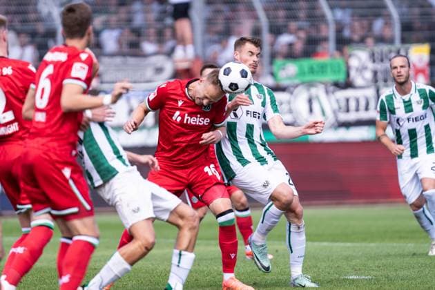 GER, 2. FBL, Preußen Münster Preussen Muenster vs Hannover 96 11.08.2024, Preußenstadion, Münster, GER, 2. FBL, Preußen Münster Preussen Muenster vs Hannover 96 Im Bild: Kopfballduell Kopfball Zweikampf zwischen Havard Nielsen (Hannover 96, 16) und Niko Koulis (Preußen Münster Preussen Muenster, 24)