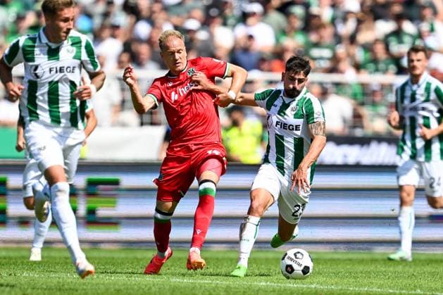 2. Bundesliga - SC Preußen Münster - Hannover 96 am 11.08.2024 im Preußenstadion in Münster Malik Batmaz (Muenster) im Zweikampf gegen Havard Nielsen (Hannover 96)