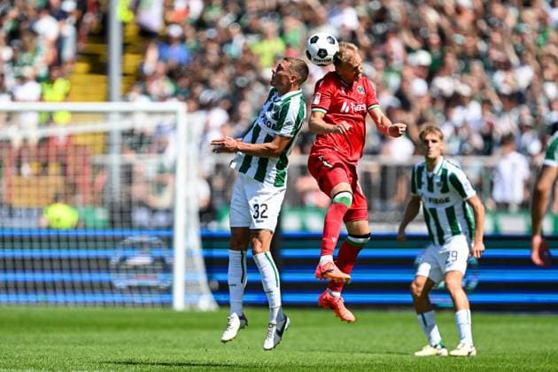 2. Bundesliga - SC Preußen Münster - Hannover 96 am 11.08.2024 im Preußenstadion in Münster Luca Bazzoli (Muenster) im Zweikampf gegen Havard Nielsen (Hannover 96)